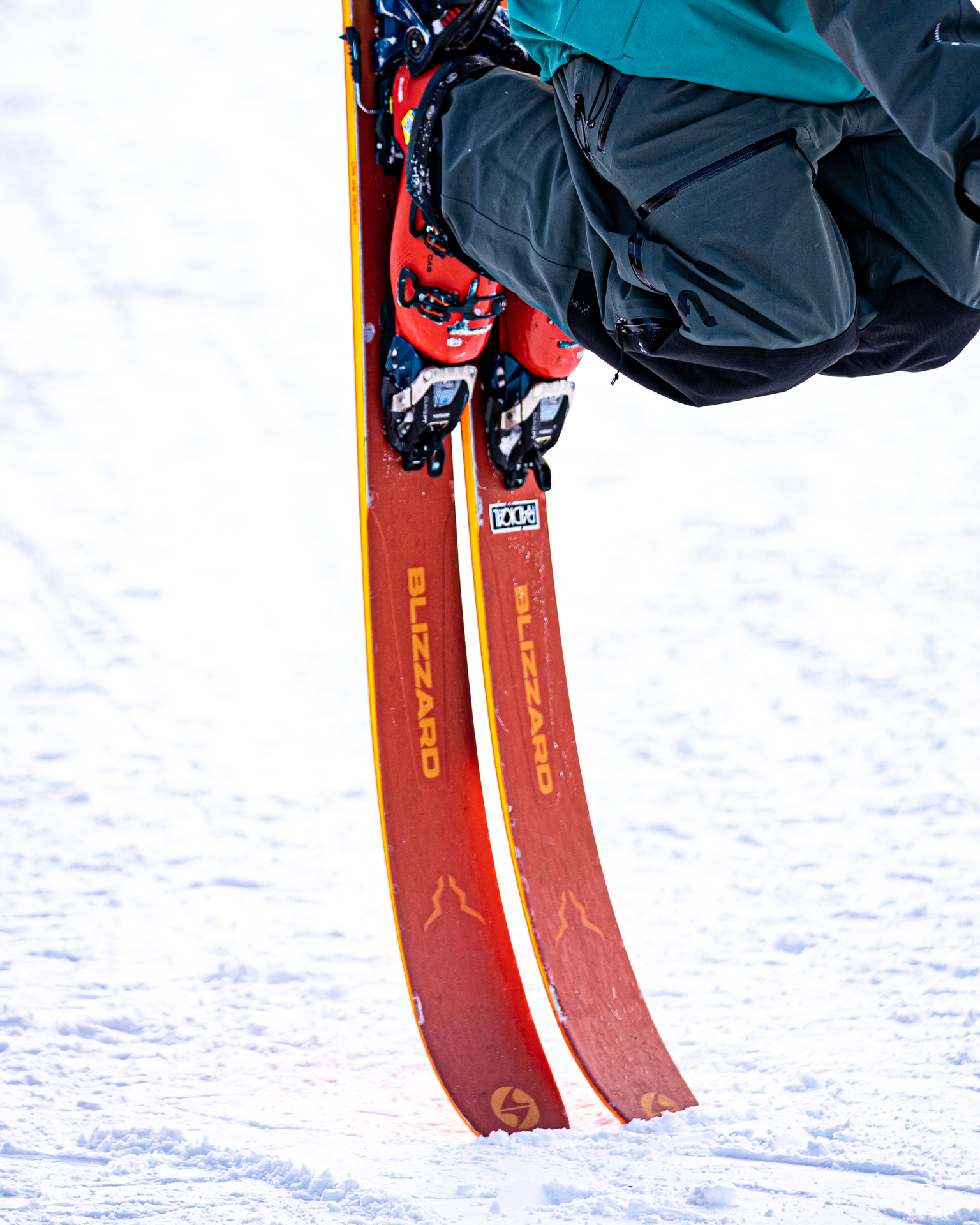 Photo détails sur les ski pendant que le skieur réalise une figure