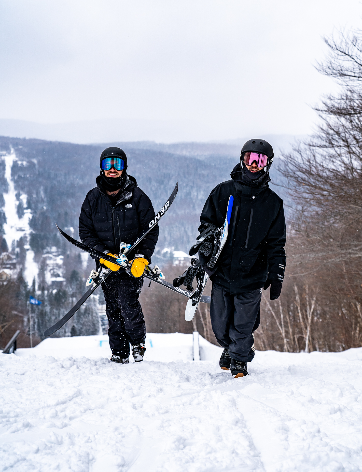 Photo de skieurs et snowboardeurs en train de remonter la piste